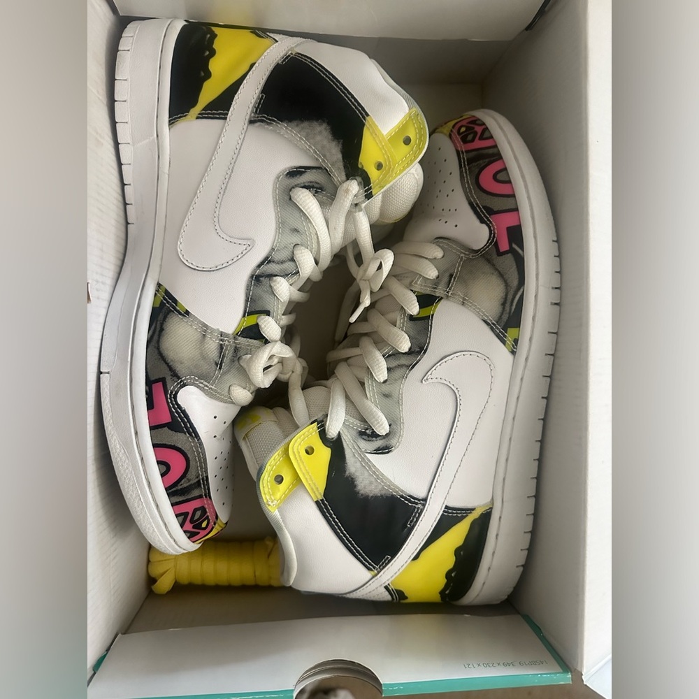 Nike SB Dunk High
De La Soul (Size 10)